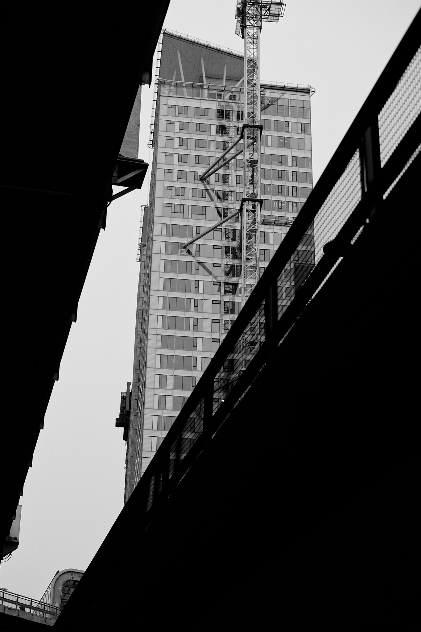 kalasatama helsinki mustavalkoinen black white streetphoto katukuvaus tornitalo